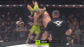 Desafiaram a 'A Besta' para um combate 2 contra 1... e o resultado é demolidor