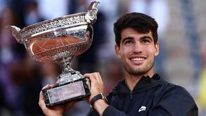 Carlos Alcaraz vence Alexander Zverev em cinco sets e conquista Roland Garros