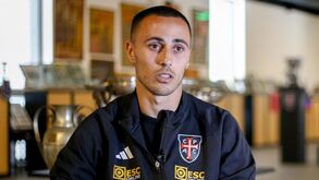 Estrangeiro chama por Leonardo Lelo