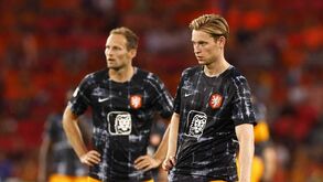 Koeman 'culpa' Barcelona pela lesão de De Jong: «Assumiu riscos com ele» 