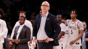 Treinador do basquetebol universitário recusa 65 milhões de euros para treinar os Lakers