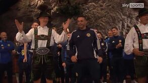 Seleção da Escócia já está na Alemanha: McGinn juntou-se à festa bávara e mostrou dotes... na dança