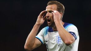 Malas abertas e roupa espalhada no aeroporto: começa mal a viagem da seleção inglesa para o Euro'2024
