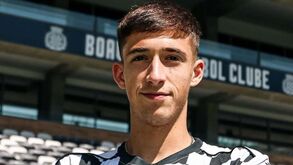 João Barros assina contrato profissional