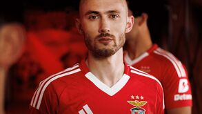Regresso da gola em 'V' é o principal destaque: as imagens da nova camisola do Benfica