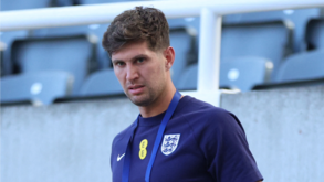 John Stones isolado por conta de uma virose