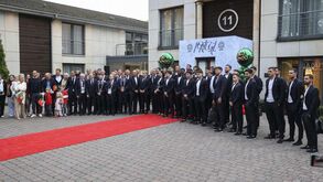 'Banho de multidão' na chegada da Seleção Nacional a Marienfeld, com Ronaldo no centro das atenções