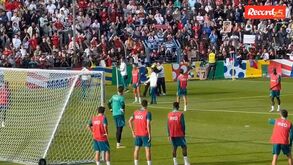 Cristiano Ronaldo no centro da atenções: adeptos invadem o campo para abraçar capitão da Seleção
