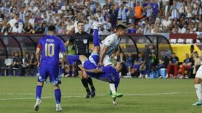 Se esta entra: o golaço que Di María ia marcando de pontapé de bicicleta