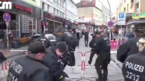 O momento em que a polícia neutraliza homem com picareta e ‘cocktail molotov’ em fanzone do Euro'2024
