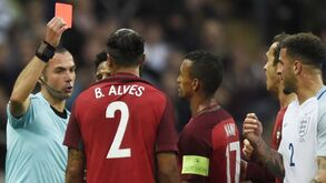 Marco Guida em estreia no jogo de Portugal: o árbitro prodígio que já mostrou vermelho... a Bruno Alves