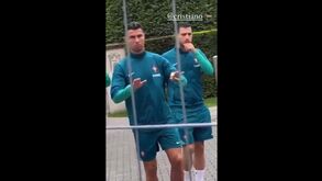 Cristiano Ronaldo foi dar autógrafos aos adeptos na concentração da Seleção e até... pediu calma