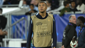 Mbappé assume preocupação com situação política em França: «Extremistas estão a subir no poder»