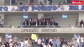 O cumprimento entre Villas-Boas e Pinto da Costa após a vitória do FC Porto sobre o Benfica em hóquei