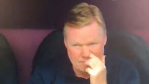 Insólito: Koeman apanhado a levar o dedo à boca... depois de limpar o 'salão'