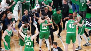 Celtics dominam Mavs no quinto jogo da final da NBA e são campeões