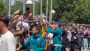 Jogadores da Seleção Nacional saem do hotel para cumprimentar adeptos e é a loucura total