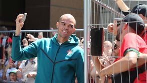 Seleção sai do hotel e faz as delícias dos adeptos: craques deram autógrafos e tiraram fotografias 