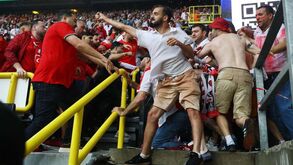Lamentável: pancadaria entre adeptos da Turquia e da Geórgia antes do jogo em Dortmund