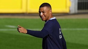 Mbappé treina à parte dos companheiros e está em dúvida para o jogo com a Holanda
