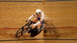 Bicampeã olímpica de ciclismo de pista falha Paris'2024 devido a lesões na perna 