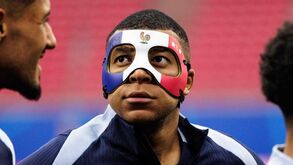 Mbappé surpreende com máscara tricolor... que não poderá utilizar em jogo