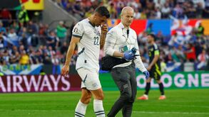 Não é só Mbappé: Schär também partiu o nariz e... ficou em campo
