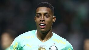 Lateral esquerdo do Palmeiras apontado ao Benfica