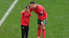 Criança invade relvado para abraçar Cristiano Ronaldo e acaba a tirar uma selfie