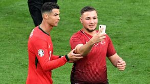 Todos querem tirar uma foto com Cristiano Ronaldo: festival de invasões nos minutos finais do Turquia-Portugal