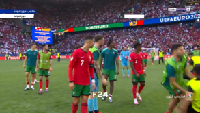 Gonçalo Ramos 'atropelado' por um steward num Turquia-Portugal marcado por invasões de campo