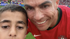 Criança que tirou 'selfie' com Ronaldo revela como enganou o pai: «Disse-lhe que ia à casa de banho...»