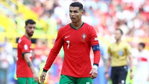 Gary Neville não fica indiferente aos números de Cristiano Ronaldo: «895 golos é quase ilegal...»