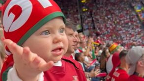 Bernardo Silva com apoio especial nas bancadas: o delicioso momento com a filha do craque no Turquia-Portugal