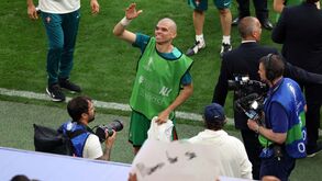 O momento de enorme comunhão entre Pepe e os adeptos da Seleção após o Turquia-Portugal