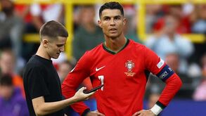 UEFA vai reforçar medidas para impedir adeptos de invadir o relvado após o sucedido no Turquia-Portugal