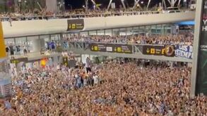 Malaga recebido em festa por milhares de adeptos no aeroporto depois da subida de divisão