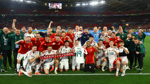 Após vitória épica sobre a Escócia, jogadores da Hungria prestaram homenagem a Varga