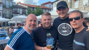 Harry Maguire tira fotos com fãs em... Guimarães