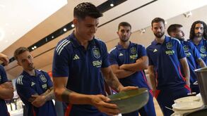 Morata põe (literalmente) a mão na massa: capitão de Espanha surpreendeu companheiros