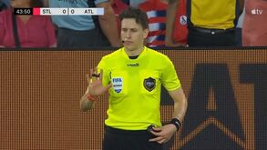 Árbitro é chamado ao monitor do VAR, vê as imagens do lance e 'finta' adeptos ao anunciar decisão