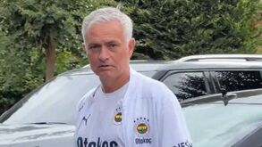 Pronto para o trabalho: Mourinho lidera comitiva do Fenerbahçe no estágio de pré-época
