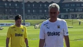 Gesto de Mourinho surpreende turcos: português 'parou' treino para cumprimentar todos os jornalistas