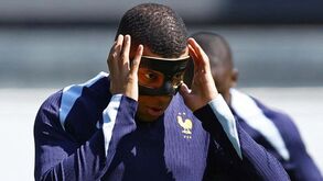 Máscara complica vida a Mbappé: «Limita-lhe ligeiramente a visão»