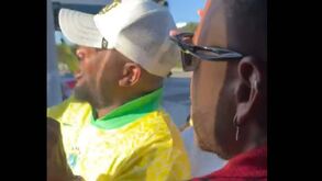 Vendedores nem queriam acreditar: Neymar compra camisola do Brasil na rua antes de jogo da Copa América