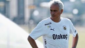 «Os rapazes a trabalhar no duro»: Mourinho partilha imagens do treino do Fenerbahçe