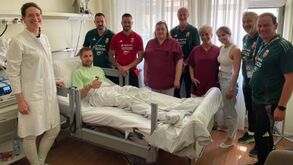 Elementos da seleção da Hungria visitam Barnabás Varga no hospital