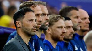 Cantar o hino dá azar a Domenico Tedesco