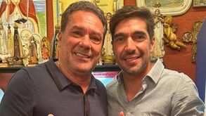 Vanderlei Luxemburgo encontra Abel Ferreira num bar e deixa desafio: «Calculem quantos títulos há nesta foto»