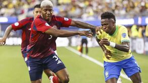 Foram as medidas do campo que ofuscaram a estreia do Brasil na Copa América? «Se fosse alargado...»